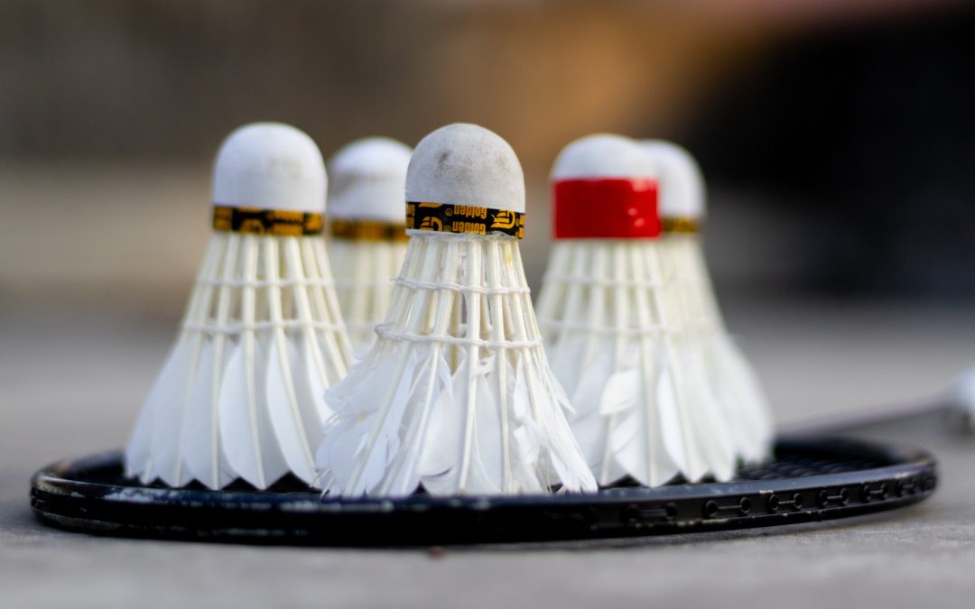 Badminton puntentelling en serveren regels (uitleg voor enkel en dubbelspel)